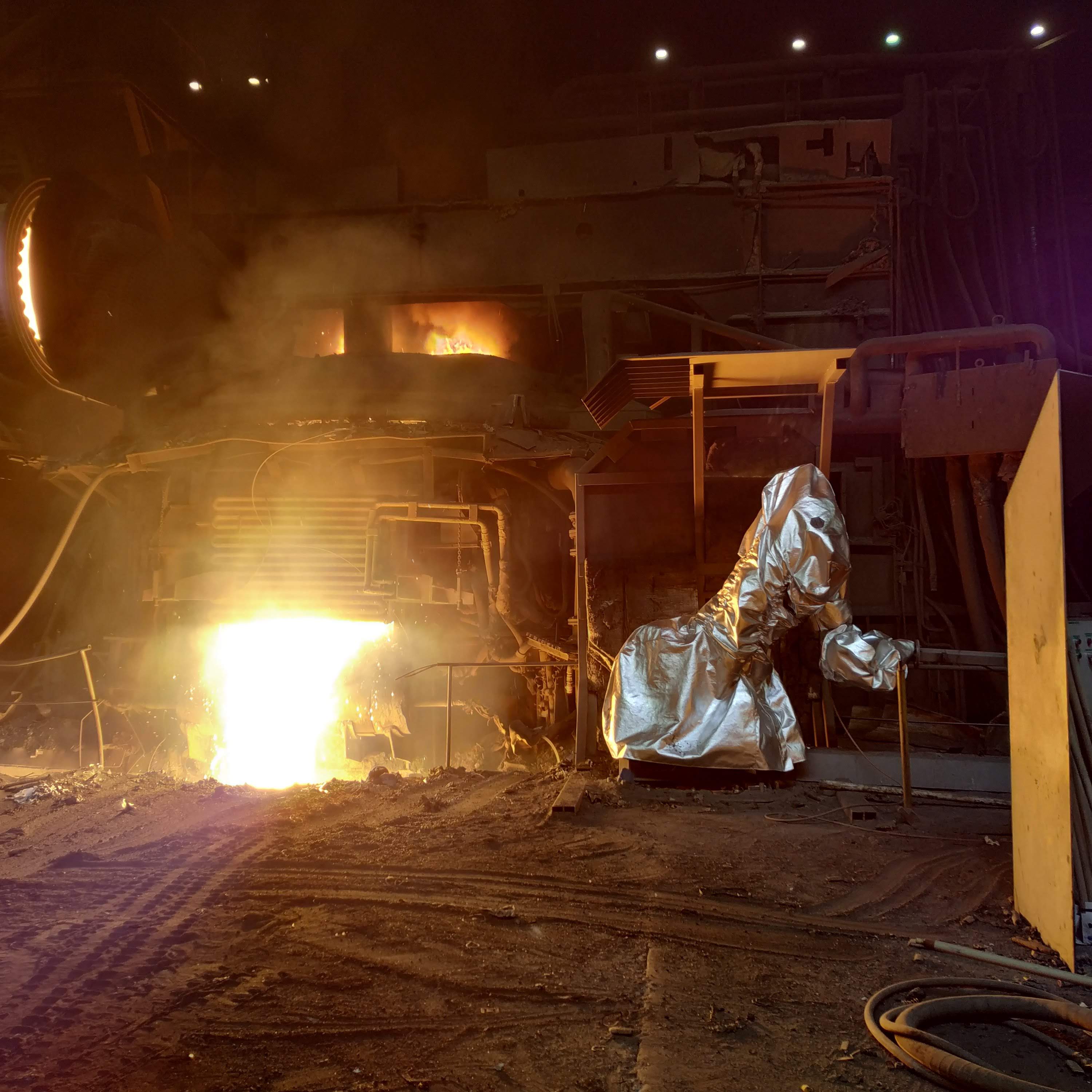 Melt temperature measurement on steel furnace